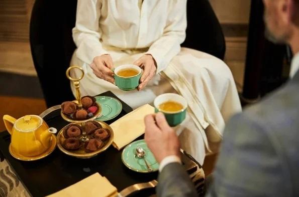 في نقاط ..  إليك إتيكيت تناول المشروبات والسوائل