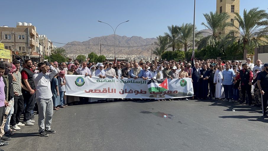 بالفيديو  ..  حشود: من العقبة تحية للنخبة الغزاوية 
