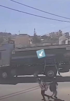بالفيديو ..  طفلة تنجو بأعجوبة من حادث دهس بواسطة شاحنة كبيرة