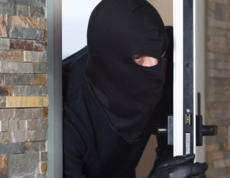 سُرقت مني دراجة، ثم علمتُ مَن السارق، فطلبتُها منه، فأعطاني دراجةً أخرى مسروقة، وأنا لا أعرف صاحبها. فما حكمها؟