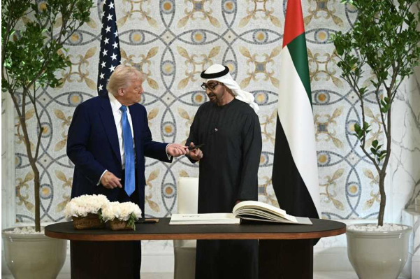 الإمارات تهدي ترامب «قطرة نفط» واحدة ..  كيف علق الرئيس الأمريكي؟