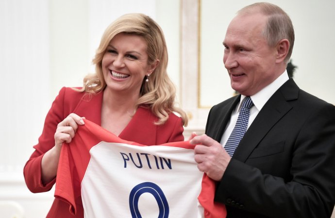 رئيسة كرواتيا تعطي بوتين قميص منتخب بلادها