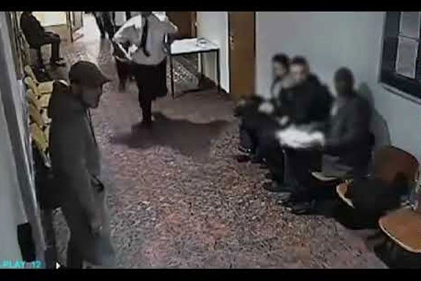 بالفيديو ..  رجل يساعد لصًّا على الهروب من المحكمة بـ"ضغطة زر"