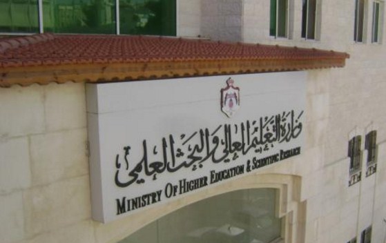 والده طالب جامعي تناشد وزير التعليم العالي لتسجل ابنها في الجامعه