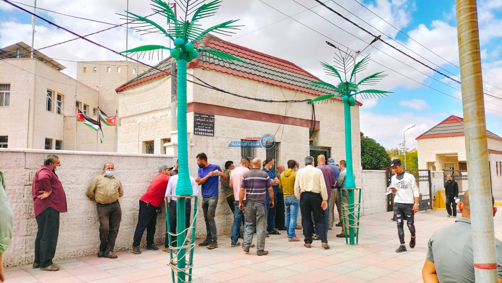 بالصور ..  أصحاب محال مدينة الشاحنات يحتجون أمام مبنى محافظة اربد  ..  تفاصيل 