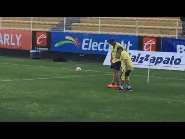 بالفيديو ..  شاهد مارادونا غير قادر على المشي!