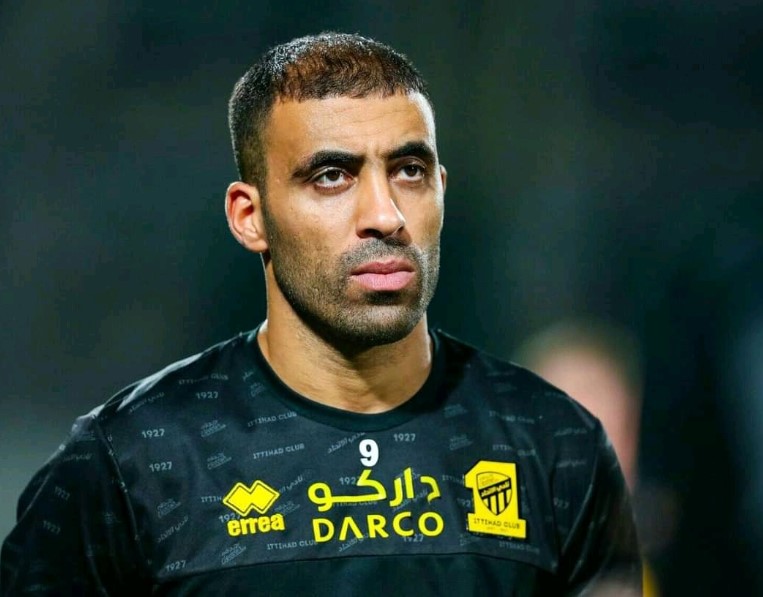 مشجع نصراوي يجبر حمدالله على رد فعل غاضب بعد استفزازه  ..  فيديو 