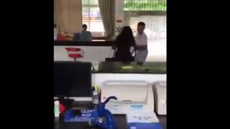 بالفيديو  ..  شجار عنيف بين شاب وخطيبته في مكتب زواج لهذا السبب ! 