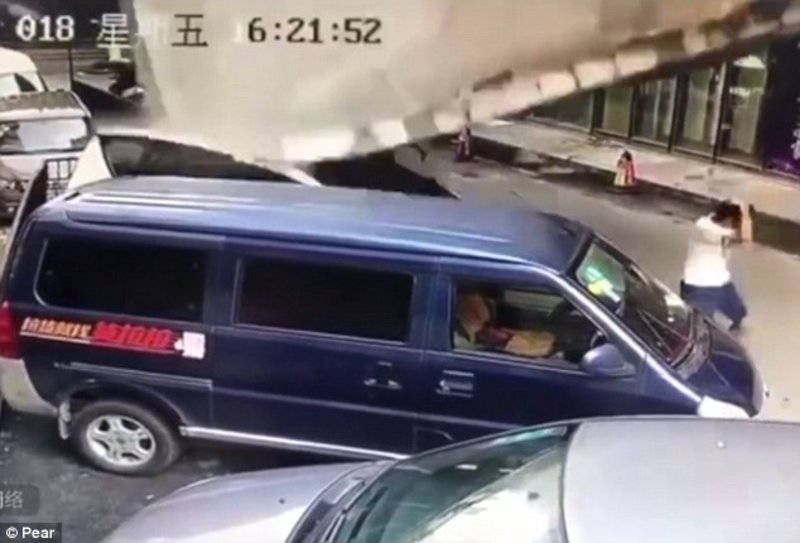 فيديو مروع ..  لحظة سقوط جدار على المارة في الشارع
