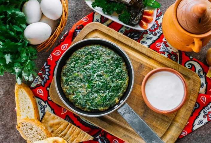 الملوخية بالبيض ..  طبق نوبي يجمع بين التراث والقيمة الغذائية