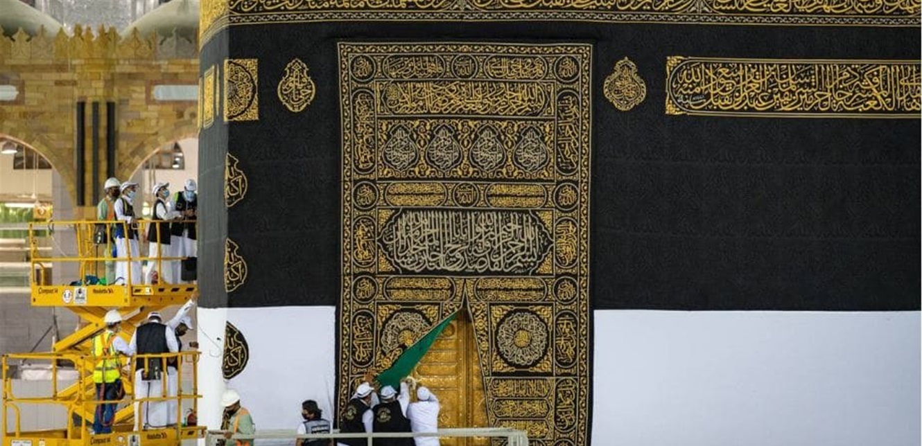ما المواد المستخدمة في صناعة كسوة الكعبة؟