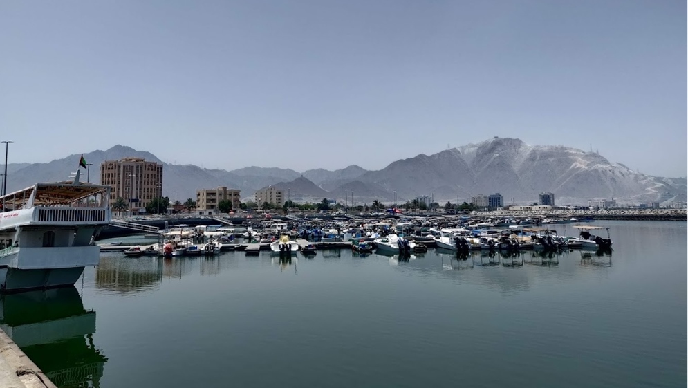 "إعلام الشارقة": الجهات المختصة تتعامل مع استهداف لميناء خورفكان