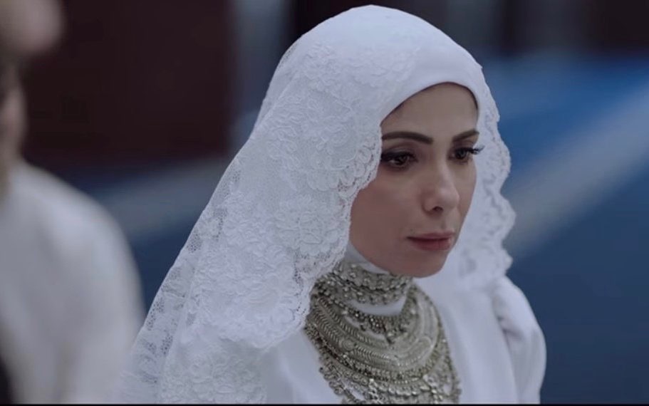 بالفيديو والصور  ..  منى زكي بفستان الزفاف وهذا الرجل أجبرها على ارتداء الحجاب