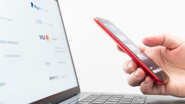 دفع الفواتير عبر الهاتف  ..  باحثون يحذرون من الإفراط في الإنفاق