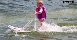 بالفيديو ..  لقطات مذهلة لرضيعة عمرها 6 أشهر تتزلج على الماء