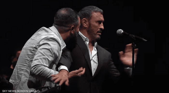 بعد جدل الصفعة ..  هكذا تفاعل مشاهير مع معجبين اقتحموا المسرح