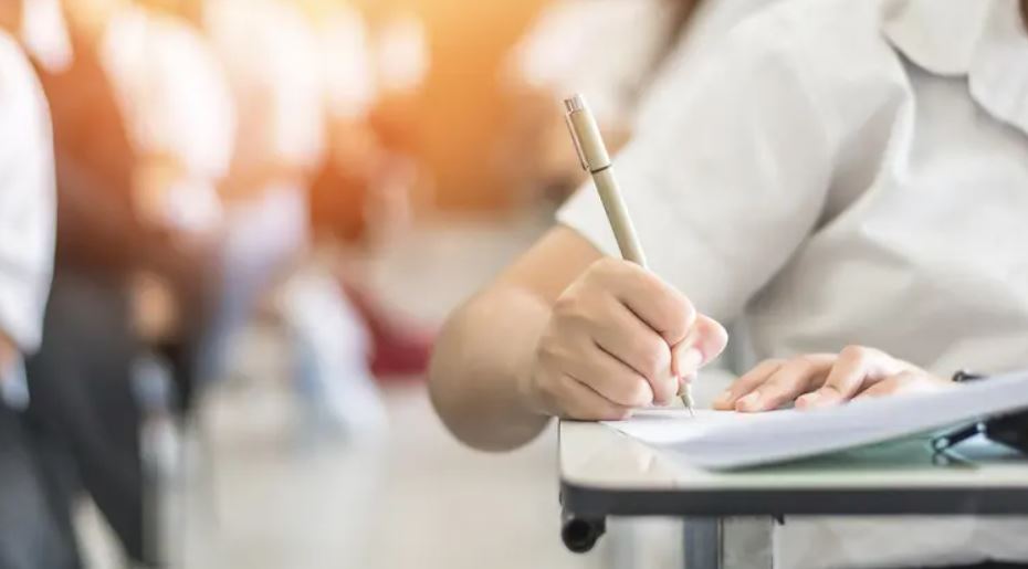 جدل في تونس ..  معلمة تفتح "لايف" على تيك توك أثناء الدرس