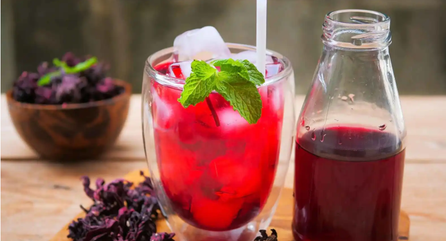 ماذا يحدث لجسمك عند شرب الكركديه يومياً؟