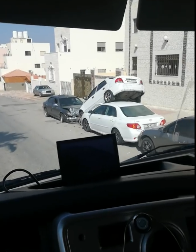 بالفيديو  .. حادث مثير للاستغراب بالعقبة ..  مركبة تستقر فوق مركبة أخرى