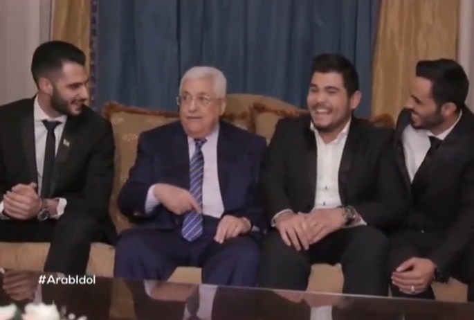بالفيديو  ..  محمود عباس : "انا بتابع عرب ايدل من اول يوم" 