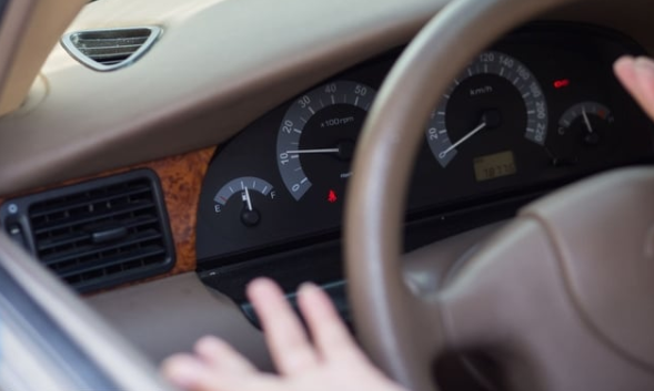 أهمية الحفاظ على مستوى الوقود فوق الربع لحماية السيارة وتجنب المخاطر الميكانيكية والأمنية