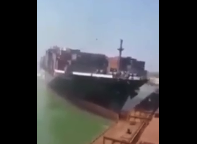 بالفيديو ..  مشاهد تعرض لأول مرة ..  لحظة جنوح سفينة "إيفرجيفين" وإغلاقها لمجرى قناة السويس
