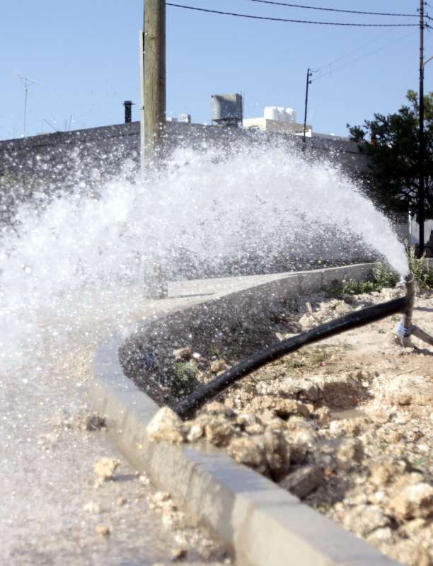 كسر خط مياه رئيسي سيؤثر على توزيع المياه بمناطق في عمان  ..  أسماء