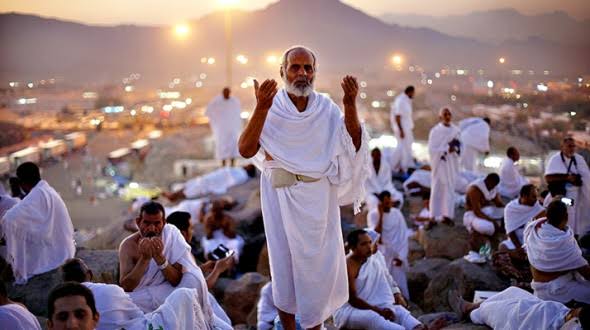 يدبر الأمر  ..  رجلان حجا بيت الله الحرام