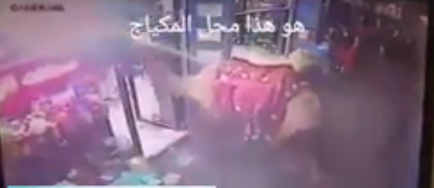 بالفيديو ..  ناقة تقتحم محلاً لـ"مستحضرات تجميل" في غزة