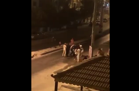 بالفيديو  ..  "طوشة السطل" في الجبيهة أثناء الحظر الشامل تُثير مواقع التواصل الاجتماعي الأردنية
