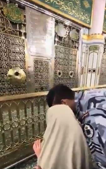 شاهد بالفيديو ..  رجل أمن سعودي يصنع لحظة لا تُنسى لطفلة تركية في المسجد النبوي