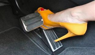 قيادة النساء بالبوت في الشتاء ..  أناقة أم مخاطرة على الطريق؟