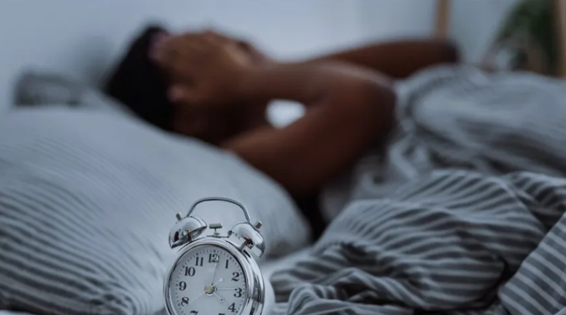 لهذا السبب تستيقظون في منتصف الليل دائما