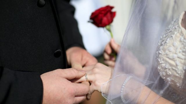 تزوجت من رجل متزوج ولكنه غير عادل ويرفض الإنجاب