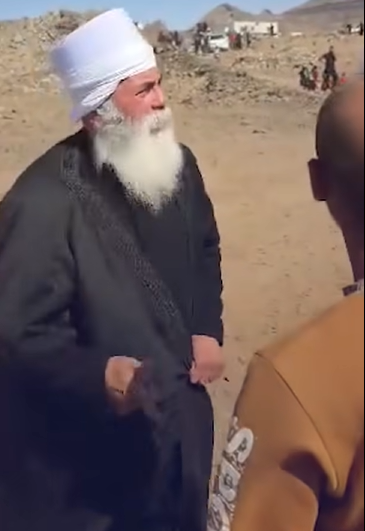 بالفيديو ..  رجل درزي مسن يطلب من نساء وأطفال عشائر البدو في السويداء السورية عدم ترك منازلهم 