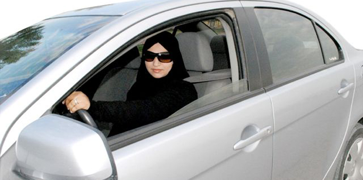 بعد أن تغزّل بعينيها ..  مدرب بحريني يطلب من شابة خلع عباءتها