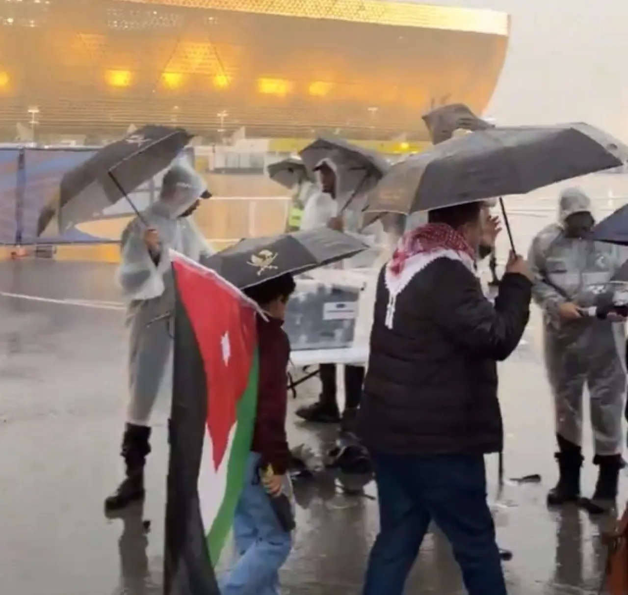 مظلات ومعاطف المطر لجماهير الأردن والمغرب بنهائي العرب