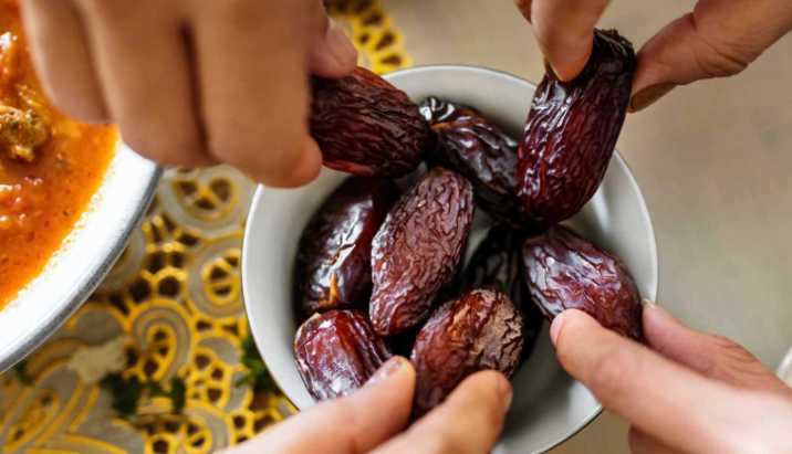 "فوائد مذهلة" ..  لماذا يجب أن تبدأ يومك بتمرتين؟  