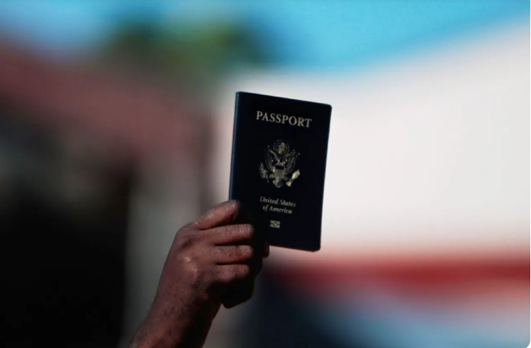 غارديان: تزايد ظاهرة التخلي عن الجنسية بين الأمريكيين