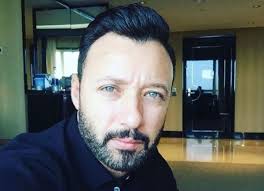 احمد فهمي يعترف انه مدمن  ..  و هذه قصة منعه لزوجته من الغناء او "مصاحبة" الرجال