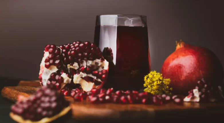 أيهما أفضل ..  تناول حبات الرمان أم شرب عصيرها؟