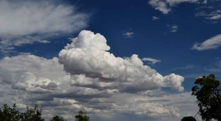فرصة متاحة لزخات محلية رعدية من الأمطار الخميس