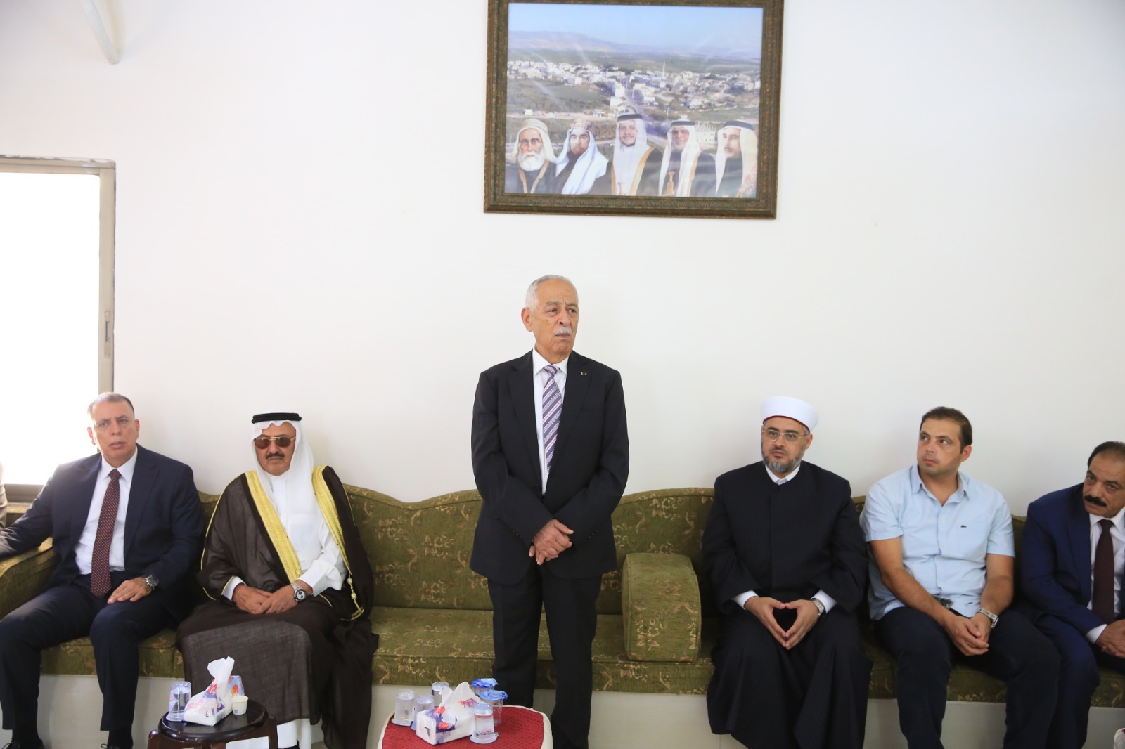 مندوبا عن الملك وولي العهد ..  العيسوي يعزي عشيرتي البكار والحموري