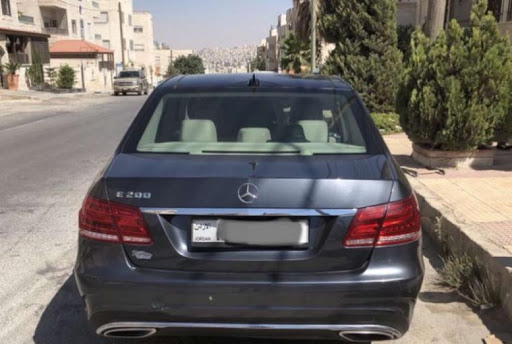 ضبط متسولة تستعطف المواطنين بحجة العلاج و تمتلك سيارتي "مرسيدس و هونداي"