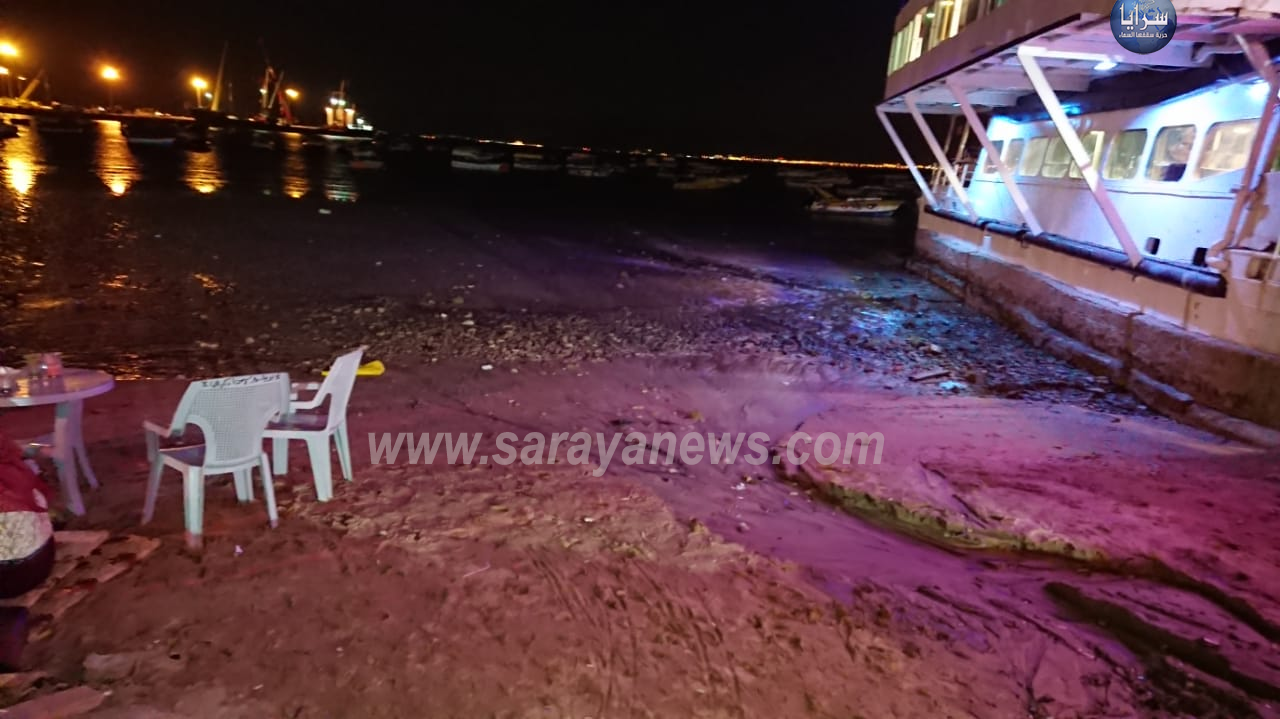 بالصور  ..  العقبة : سيل من مياه الصرف الصحي تداهم شاطئ ميناء هاوس وتلوث البحر 