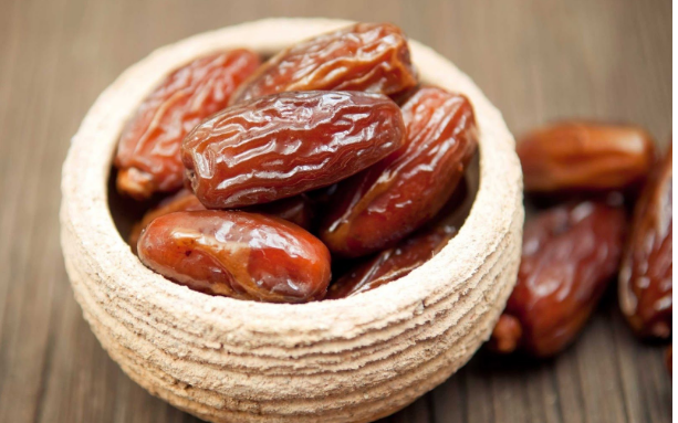 لا تغفلي عنها ..  فوائد تناول التمر على معدة فارغة