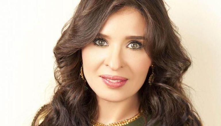دينا ترد على منتقديها: رقصت ومثّلت بعد وفاة زوجي ووالدي