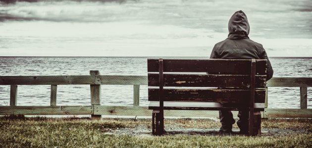 اشعر بالوحدة وقلة الثقة بالنفس  ..  ما الحل ؟