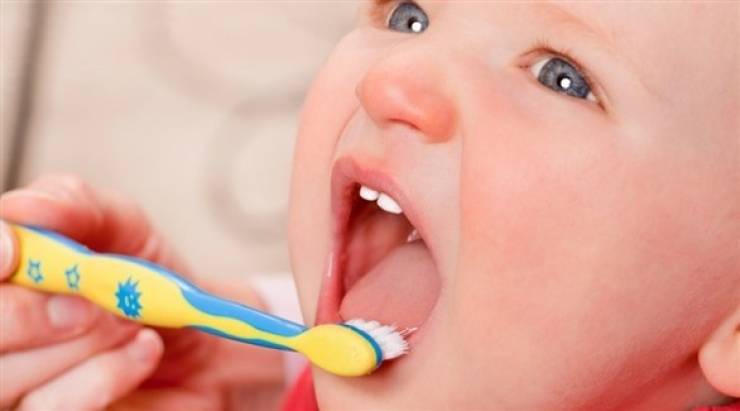متى تبدأ في تنظيف أسنان طفلك؟
