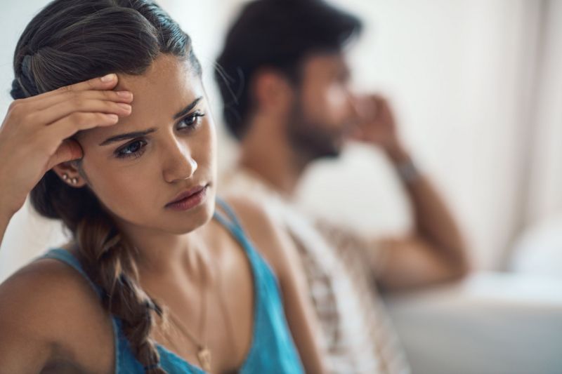 تزوجت سراً وزوجي لا يهتم بي ولا يشاركني شيئاً، فما الحل؟